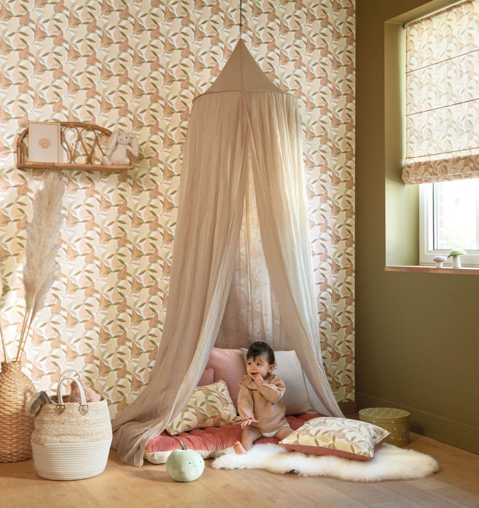 Une chambre d'enfant avec un endroit calme et des coussins de sol