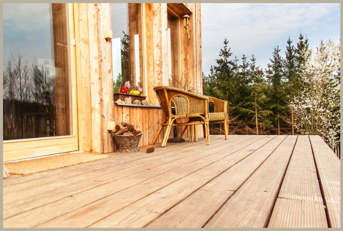 Une terrasse de maison en bois